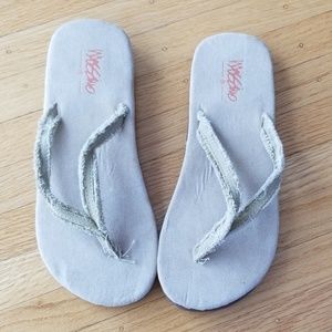NWOT- Mossimo flip flops